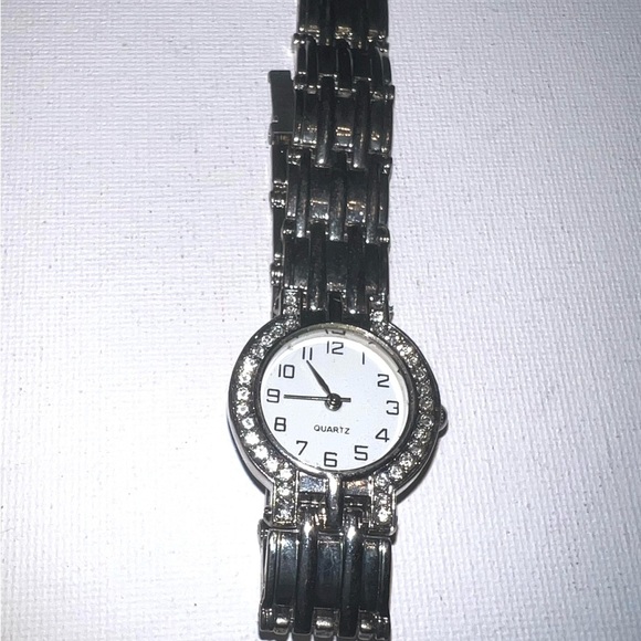 ♦️ Elegant Silver Women's Quartz Watch - Picture 2 of 2